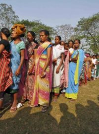 Indické ženy stojí frontu před volební místností, aby mohly splnit svoji občanskou povinnost