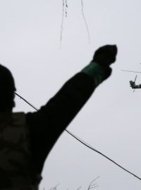 Nad městem přelétávají armádní vrtulníky