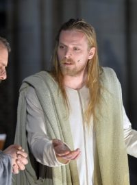 V katedrále sv. Víta v Praze se 12. dubna poprvé hrály pašijové hry. V roli Ježíše Krista účinkoval Jakub Gottwald (vpravo), v rolích Ježíšových učedníků a vypravěče vystoupil Otakar Brousek ml. (vlevo),