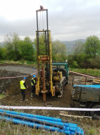 Na sesunutém svahu na rozestavěnou dálnici D8 začaly průzkumné geologické vrty