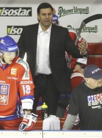 Vladimír Růžička (uprostřed) na střídačce hokejové reprezentace