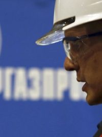 Dělník pracuje na potrubí pro plynovod South Stream v továrně u Nižného Novgorodu