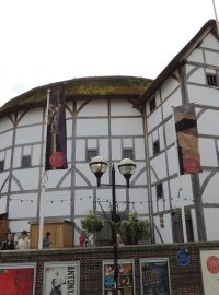 Herci londýnského divadla Globe budou dva roky objíždět svět s Shakespearovým Hamletem. Chtějí tak připomenout 450. výročí narození slavného dramatika
