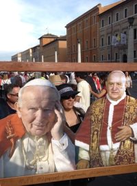 Řím se chystá na svatořečení papežů Jana XXIII. a Jana Pavla II. (26. 4. 2014)