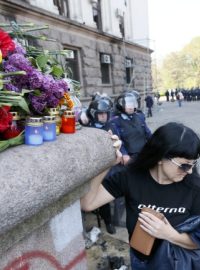 Ukrajina, Oděsa, Lidé nosí před dům odborů, kde včera umírali lidé, květiny a zapalují svíčky
