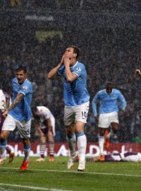 Edin Džeko (uprostřed) slaví svůj gól do sítě Aston Villy. Jeho trefy přiblížily Citizens titulu v Premier League