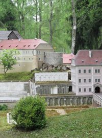 Miniaturní model hradu a zámku Bečov v zahradním muzeu Boheminium