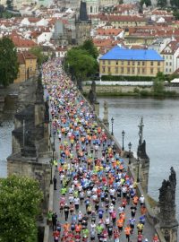 Závodníci Pražského maratonu 2014 na Karlově mostě