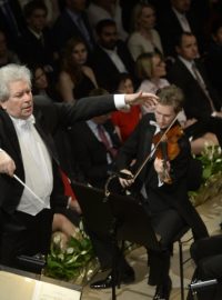 Hudební festival Pražské jaro zahájila Mou vlastí Česká filharmonie pod taktovkou dirigenta Jiřího Bělohlávka