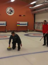 Reportér Jan Kaliba při ukázkovém turnaji v curlingu