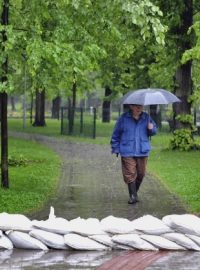 Český Těšín. Hladina Olše vystoupala až na třetí povodňový stupeň. Na snímku žena u protipovodňové bariéry z pytlů s pískem