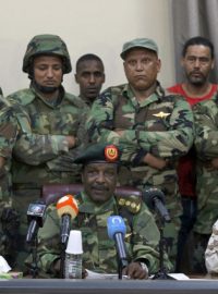 Velitel vládních libyjských sil v Bengází Vanís Búchamáda oznamuje připojení k jednotkám generála Haftara