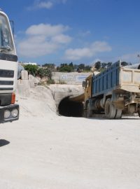 Nákladní auta vyvážejí zeminu z maltského tunelu