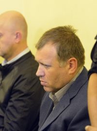 Pražský městský soud potrestal exnáměstka MPSV Vladimíra Šišku (vpravo na snímku z října 2012) 6 lety vězení za vydírání. Někdejšímu šéfovi IT oddělení Milanu Hojerovi (vlevo) uložil 5 let