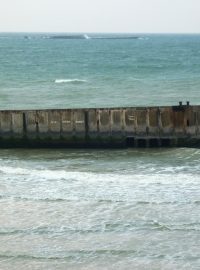 Zbytky pontonového mostu v Arromanches