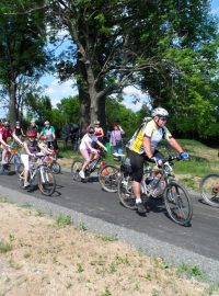 Cyklisté vyjíždí na nový úsek cyklostezky mezi Švihovem a Malechovem