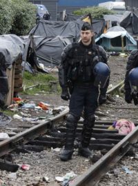 Policie likviduje uprchlický tábor ve francouzském městě Calais