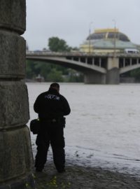 Strážník hlídkuje na náplavce v Praze 5 pod Palackého mostem, kterou 29. května částečně zaplavila stoupající Vltava