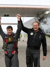 Zkušební pilot Markus Scherdel s autory projektu Solar Impulse Andrem Borschbergem (vpravo) a Bertrandem Piccardem