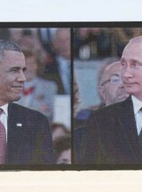 Televizní záběry na Baracka Obamu a Vladimira Putina na obří obrazovce při ceremoniálu na pláži Sword