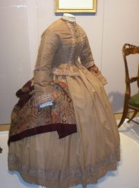 Nejstarší šaty na výstavě v Kroměříži jsou z roku 1850