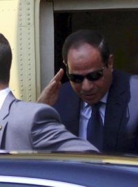 Nový egyptský prezident Abd al-Fattáh Sísí odjíždí na slavnostní inauguraci. 8. 6. 2014