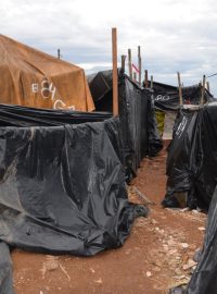 Brazilské Sao Paulo těsně před fotbalovým šampionátem: Chatrče z kůlů, igelitu nebo plachet, připomínají spíš válečný uprchlický tábor