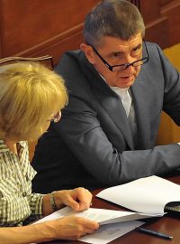 Poslanecká sněmovna, Helena Válková (vlevo) a Andrej Babiš (vpravo)