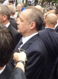 Nový slovenský prezident Andrej Kiska se vydal pěšky do katedrály sv. Martina na slavnostní pobožnost. Cestou se zdravil s občany