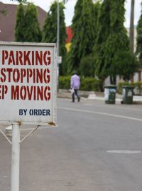 Nigérie, Abuja. Kvůli hrozbám Boko Haram hlídají křesťanské kostely policisté i vojáci a v blízkosti chrámů platí zákaz parkování