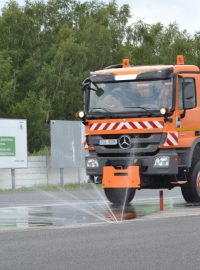 Nové sypače Správy a údržby silnic Ústeckého kraje na polygonu v Mostě