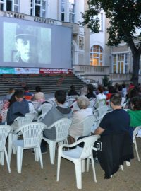 Karlínské filmové léto 2014 zahájil film Ostře sledované vlaky