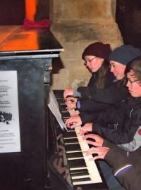 Piana na ulici přitahují pozornost dětí i dospělých