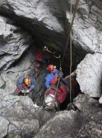 Záchranné akce u systému jeskyní Riesending-Schachthöhle. Týmu se podařilo vyprostit zraněného jeskyňáře Johanna Westhauser