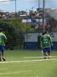 Umělý trávník nechal na fotbalovém hřišti ve favele Jacarezinho nainstalovat za své peníze fotbalista a dnes i poslanec Romário, který se tu narodil