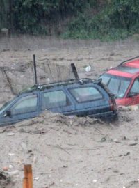 Záplavová vlna zalila předměstí Asparuchovo, kalný proud unášel auta
