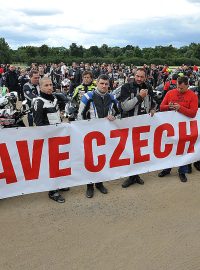 Sraz silničních motocyklů v Praze na Letné