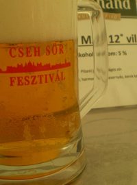 Festival má už i vlastní půllitry