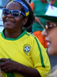 Fanoušci se rozehřívají před pondělním zápasem mezi Brazílií a Kamerunem u stadionu Maté Garrinchi v Brasílii