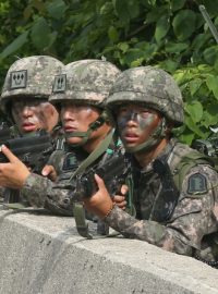 Jihokorejská armáda při zásahu na dopadení seržanta, který zastřelil 5 svých kolegů