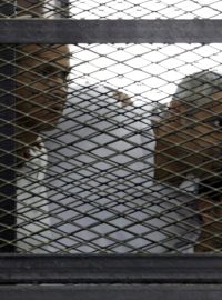 Peter Greste, Mohamed Fahmy a Baher Mohamed, tři novináři, kterým egyptský soud udělil trest sedm let vězení