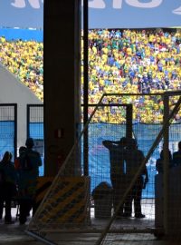 Národní stadion v Brasílii zaplavilo při posledním zápase ve skupině žluté moře příznivců domácího týmu.