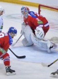 Hokejisté Lva Praha (v červeném) nenastoupí do příštího ročníku KHL