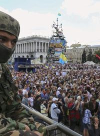 Příslušník nacionalistického Pravého sektoru sleduje pravidelné shromáždění na kyjevském Majdanu