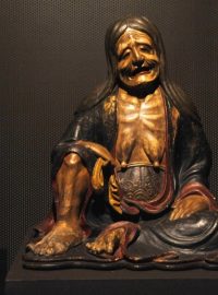 Strastmi k probuzení – výstava japonského buddhistického umění v Arcidiecézním muzeu v Olomouci. Na snímku je dřevěná plastika z 19. století Šózuka no Baba