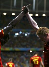 Belgičan Romelu Lukaku oslavuje s Kevinem De Bruyne vstřelený gól