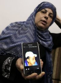 Matka zabitého Palestince ukazuje fotografii svého syna