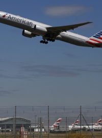 Letadlo společnosti American Airlines odlétá z londýnského letiště Heathrow (ilustrační foto)