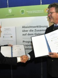 Ministr životního prostředí Richard Brabec (vlevo) a jeho bavorský protějšek Marcel Huber podepsali 10. července v Železné Rudě - Alžbětíně programové prohlášení o spolupráci v oblasti ochrany přírody