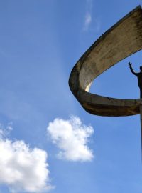 Socha nad památníkem prezidenta Kubitscheka připomíná budovatelské období, které dodnes většina Brazilců vnímá velmi pozitivně
